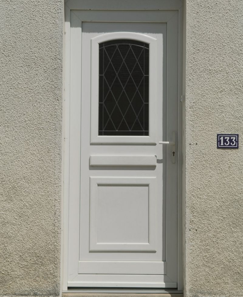 fourniture et pose de porte d'entrée pvc blanc vitrée à Toulouse