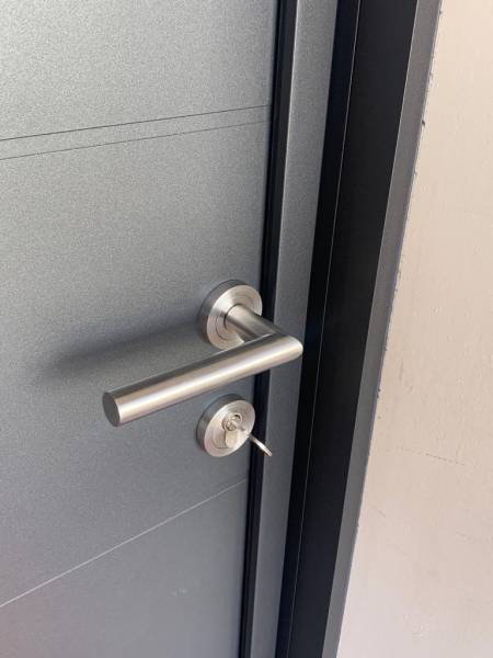 Détail d'une porte d'entrée aluminium gris anthracite au design contemporain