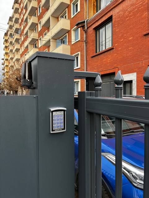 Clavier à code sur poteau en aluminium à Toulouse