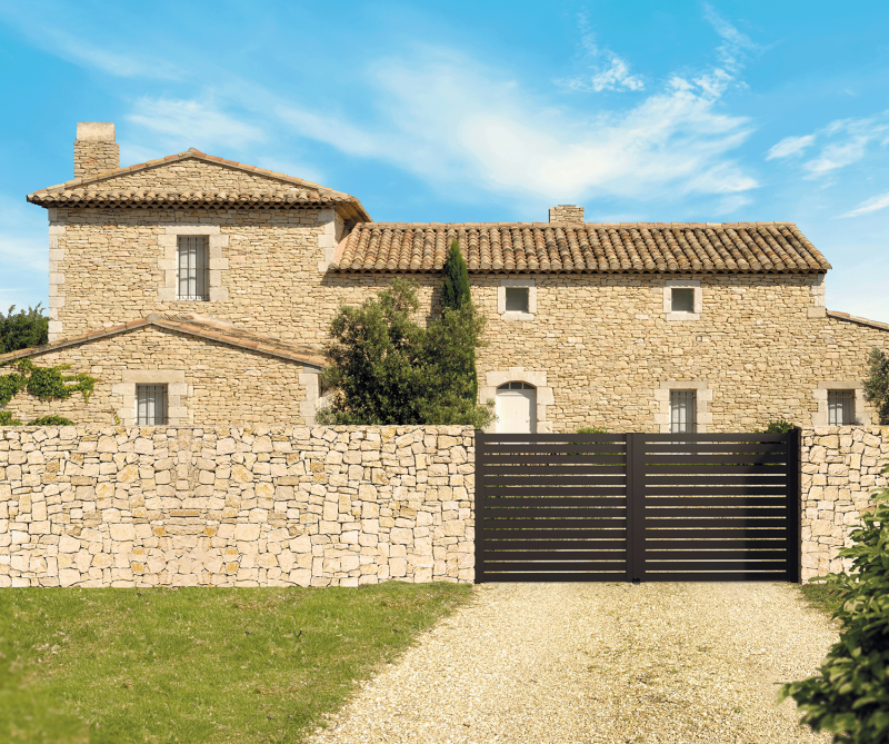 Exemple de portail aluminium en rénovation, pose professionnelle à Toulouse