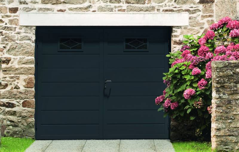 Porte de garage battante en acier et aluminium VARIALU marron foncé