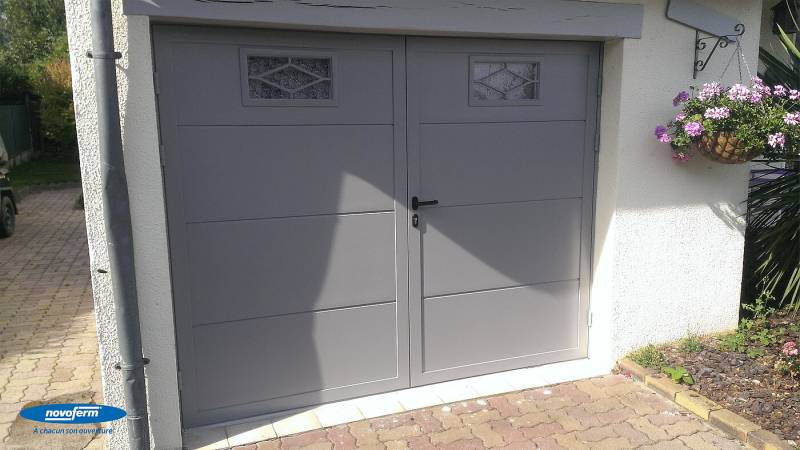 Porte de garage battante en acier et aluminium VARIALU gris clair 9006