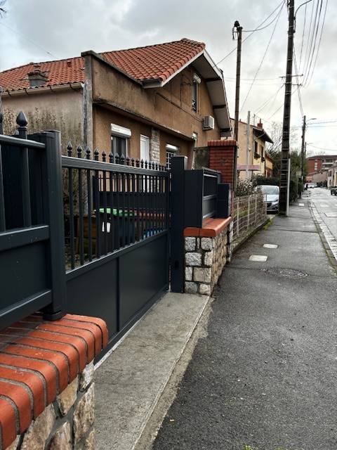 Portail coulissant 2 par fenêtres et vérandas toulousaines