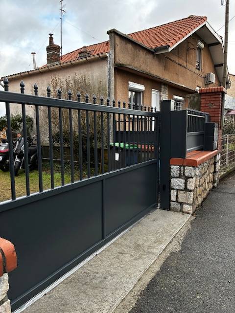 Portail coulissant avec soubassement à Toulouse
