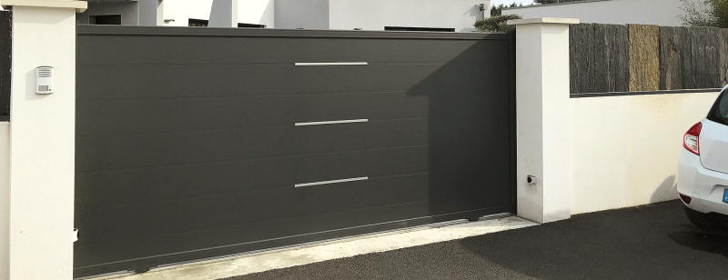 Portail aluminium décor inox Alunox – alliance du design contemporain et de la fabrication locale signée La Toulousaine.