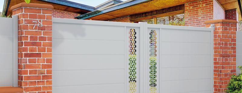 Portail aluminium perforé – personnalisation sur mesure et esthétique moderne pour un rendu unique.