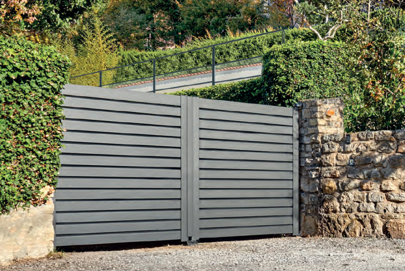 Exemple de portail battant aluminium sur mesure posé par Fenêtres et Vérandas Toulousaines, alliance de robustesse et d’élégance.