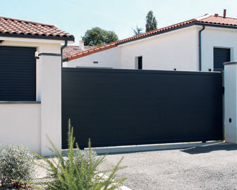 Installation professionnelle d’un portail coulissant aluminium sur mesure, design épuré, rénovation maison individuelle à Toulouse.