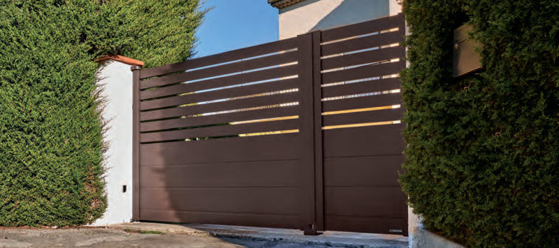 Portail battant aluminium semi-ajouré avec lames horizontales, pose professionnelle Fenêtres et Vérandas Toulousaines.