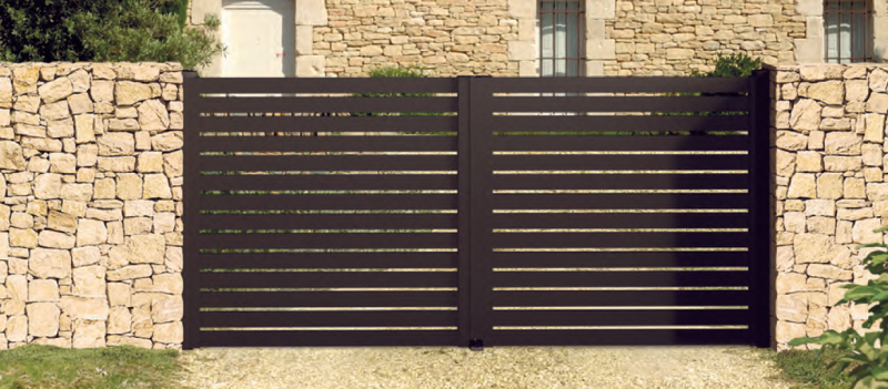 Portail battant en aluminium ajouré La Toulousaine avec finition laquée premium, installé par nos experts poseurs à Toulouse.