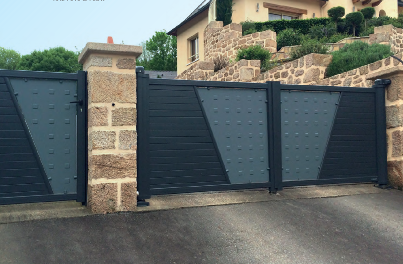 Modèle de portail battant en aluminium plein, motorisable, installé avec gonds haute résistance et double battue.