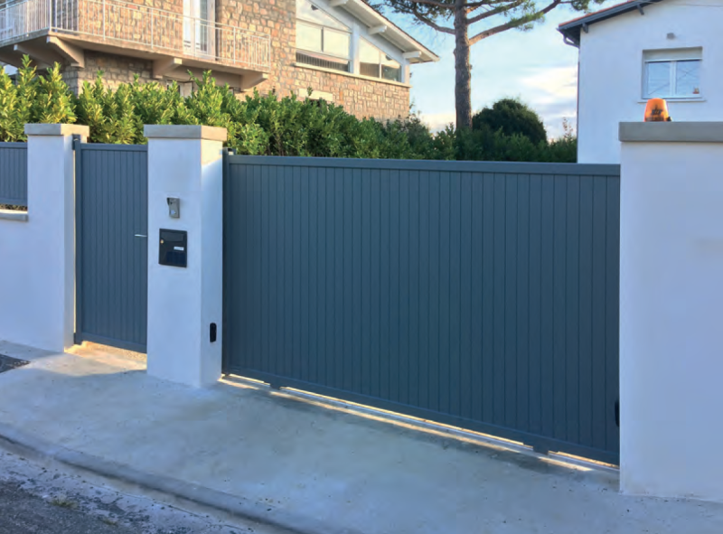Exemple de portail aluminium coulissant motorisé, assurant confort d’utilisation et sécurité renforcée.