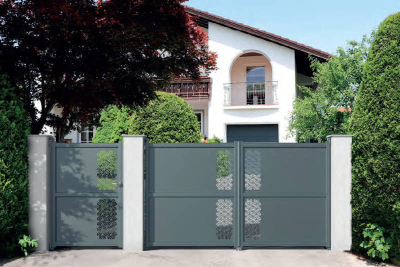 Portail battant aluminium durable et sans entretien, solution idéale pour sécuriser et embellir votre maison à Toulouse.