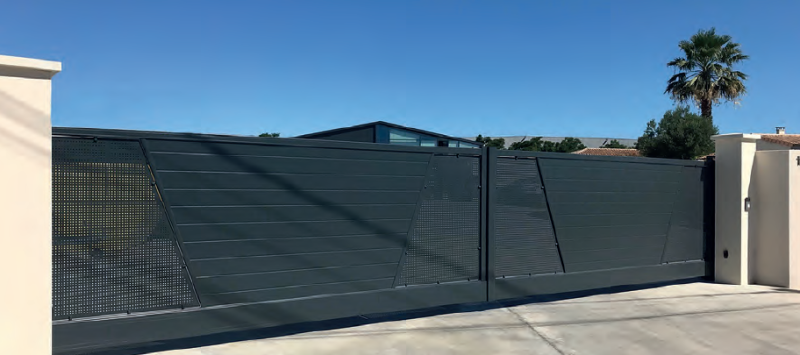 Portail coulissant aluminium La Toulousaine avec assemblage Meca’clav® et finition thermolaquée Qualicoat Classe 2, pose professionnelle à Toulouse.