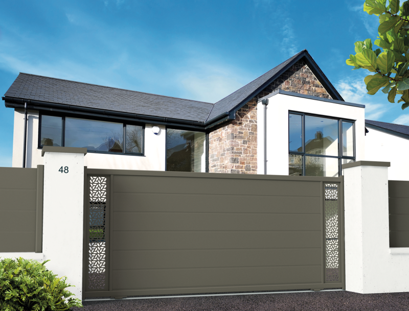 Portail coulissant sur rail aluminium robuste, guidage précis et peinture thermolaquée Qualicoat Classe 2.