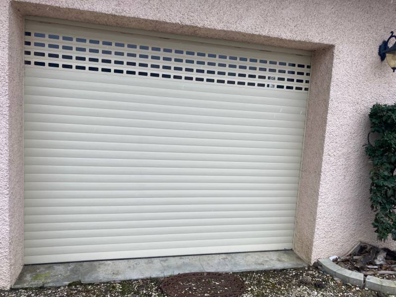 Porte de garage enroulable coloris blanc 9016 avec aération proche de Balma