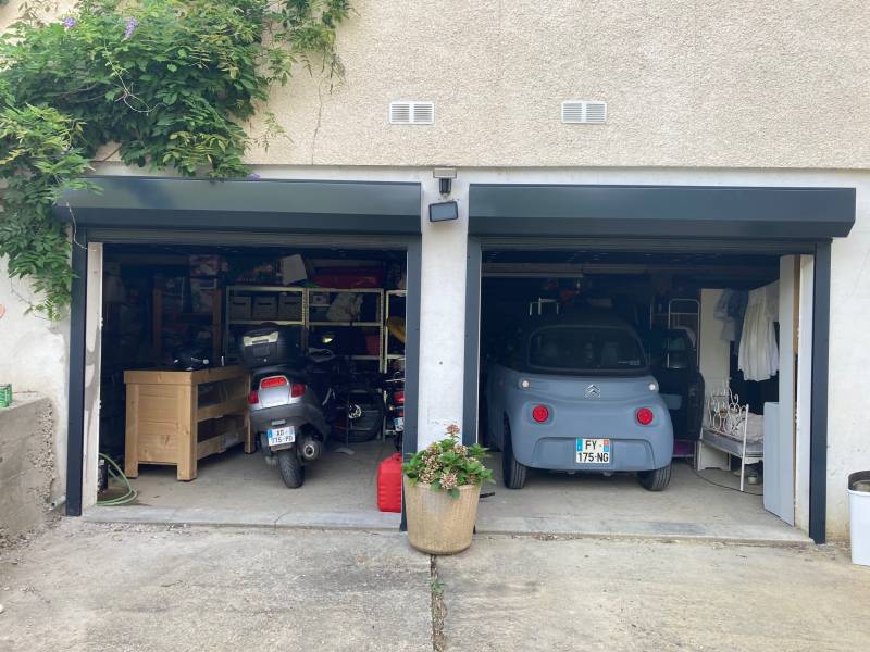 Porte de garage enroulable ouverte posées en applique extérieures coloris gris 7016 Frouzins