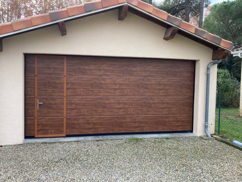 Porte de garage sectionnelle avec portillon intégré coloris chêne moyen