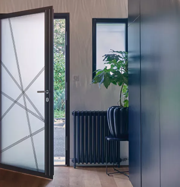 Porte d'entrée vitrée K-Line à Frouzins