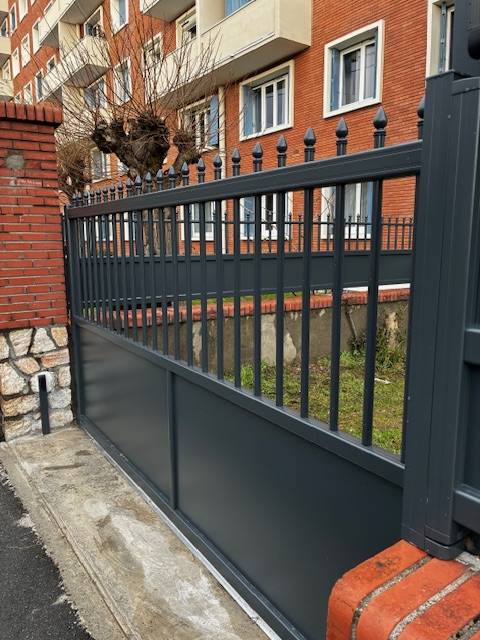 Portail coulissant festonne inspiration fer forge à Toulouse 31